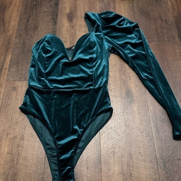 NWT Prettylittlething Tops Forest Green Velvet Long  Sleeve Bodysuit Size 4 - Picture 3 of 5